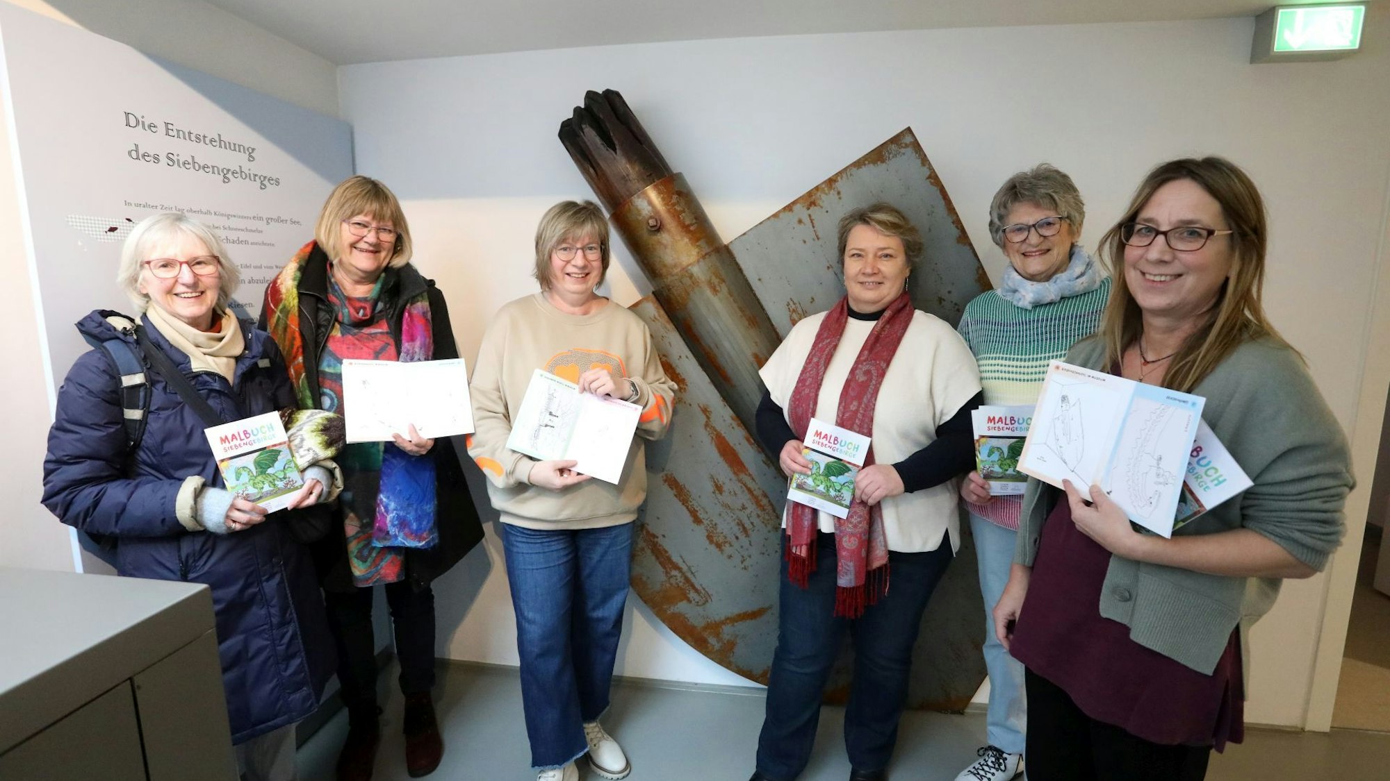 Vorstellung der Malhelfte im Siebengebirgsmuseum (von llinks): Die Autorinnen Ingrid Federer, Barbara Baltes, Sylvana Poll, Bianca Malguth, Annelore Broscheid und Museumsleiterin Dr. Sigrid Lange.
