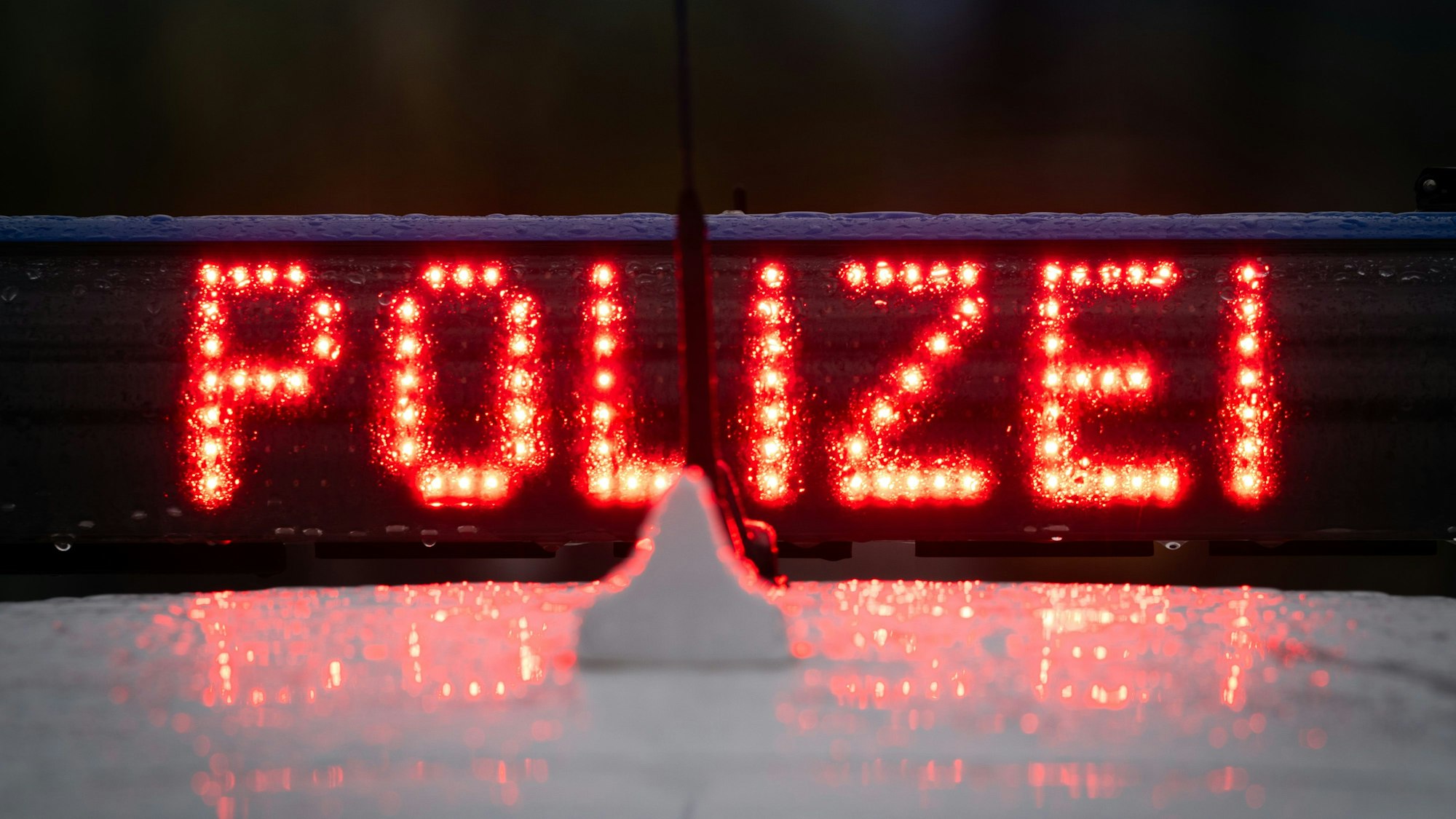 Der Schriftzug „Polizei“ leuchtet auf einem Polizeifahrzeug. (Symbolfoto)