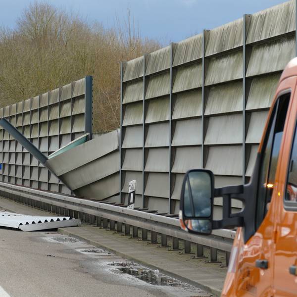 Anfang Januar waren Teile der Lärmschutzwand auf den Standstreifen der A560 bei Hennef gekippt.