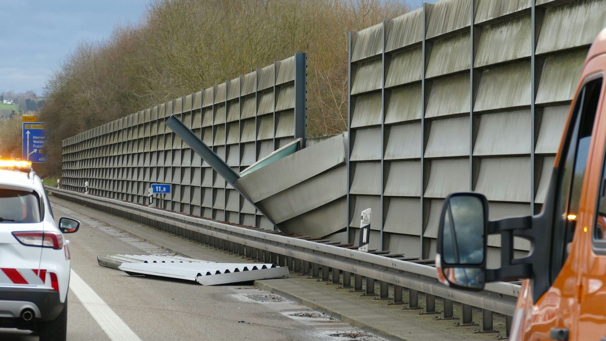 Anfang Januar waren Teile der Lärmschutzwand auf den Standstreifen der A560 bei Hennef gekippt.