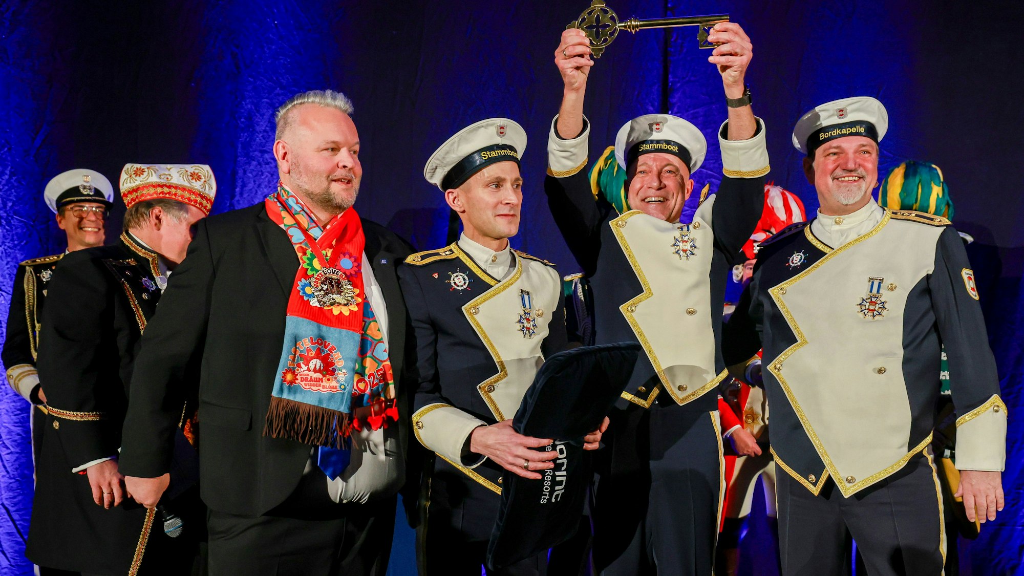 Hoteldirektor Holger Hess (l.) überreichte dem designierten Dreigestirn am Dienstagabend den symbolischen Schlüssel zu ihrer Hofburg.