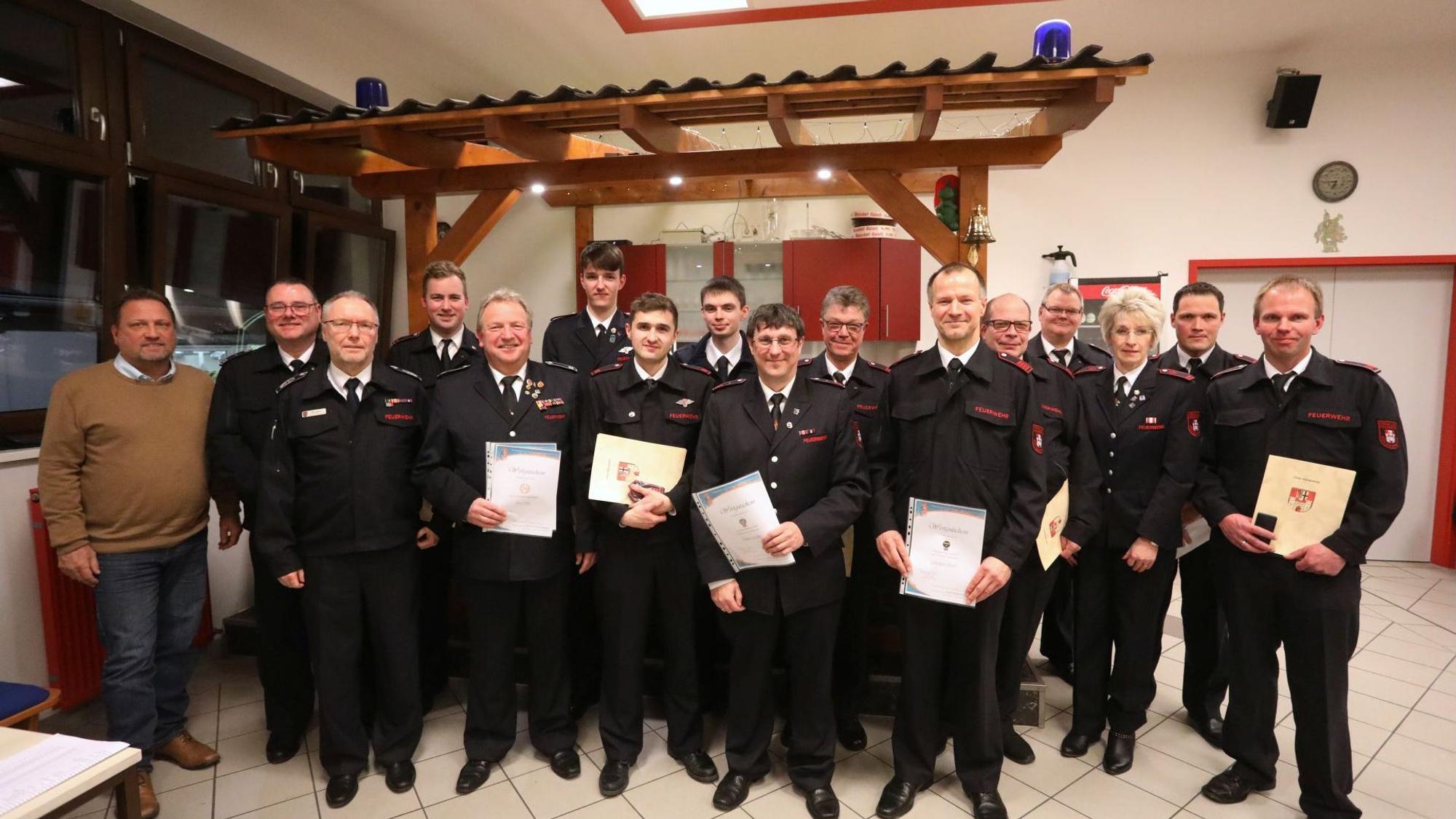 Bei der Jahreshauptversammlung der Feuerwehr Eudenbach gab es zahlreiche Beförderungen und Ehrungen.