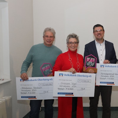 Schecks für die Gewinner: Bürgermeister Jörg Bukowski (2. v.r.) zeichnete (v.l.) Werner Schuh, Christiane Vogel und Stefan Muth aus. Eine Jury hatte sie als Sieger bestimmt.