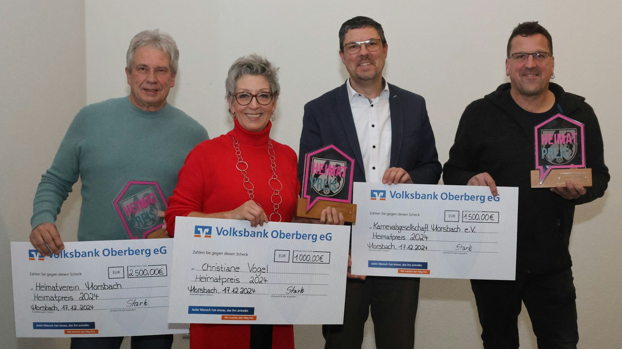 Schecks für die Gewinner: Bürgermeister Jörg Bukowski (2. v.r.) zeichnete (v.l.) Werner Schuh, Christiane Vogel und Stefan Muth aus. Eine Jury hatte sie als Sieger bestimmt.