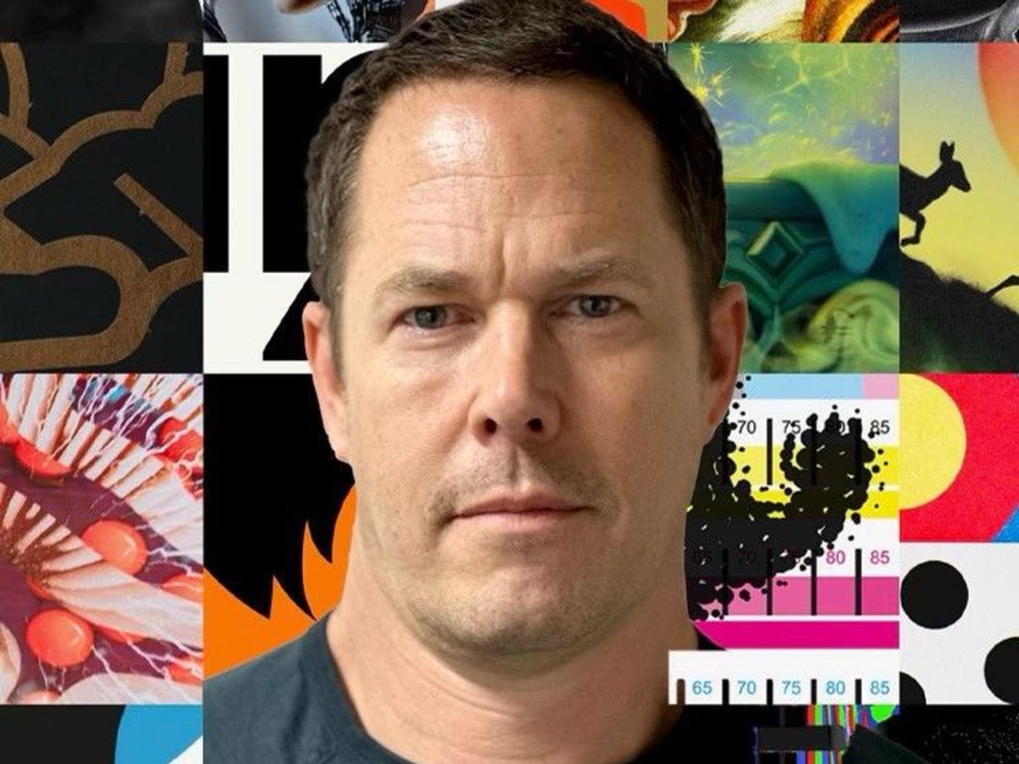 Götz Gramlich vor einer Poster Collage