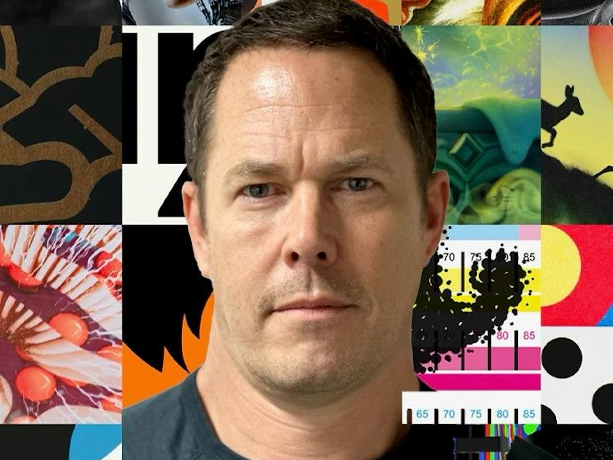 Götz Gramlich vor einer Poster Collage