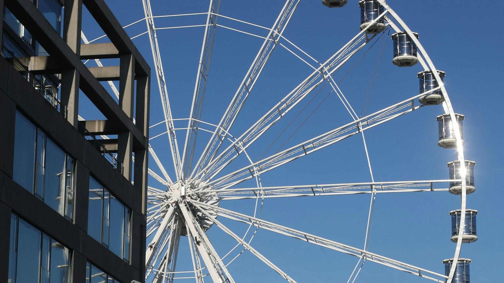 Das Riesenrad wechselt seinen Standort.