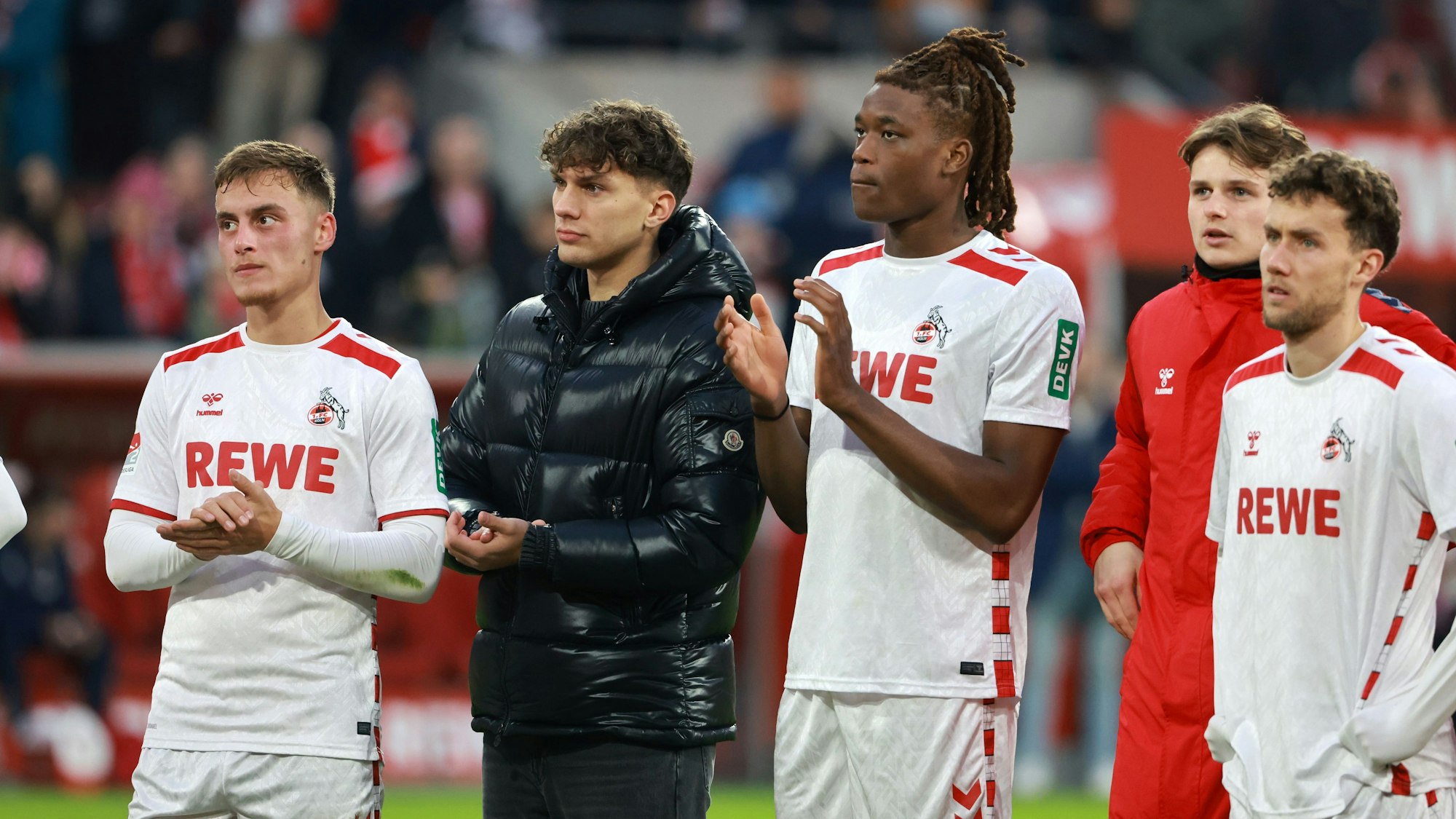 Elias Bakatukanda (M.) hat seinen Vertrag verlängert und wird für die nächsten anderthalb Jahre in Österreich spielen.