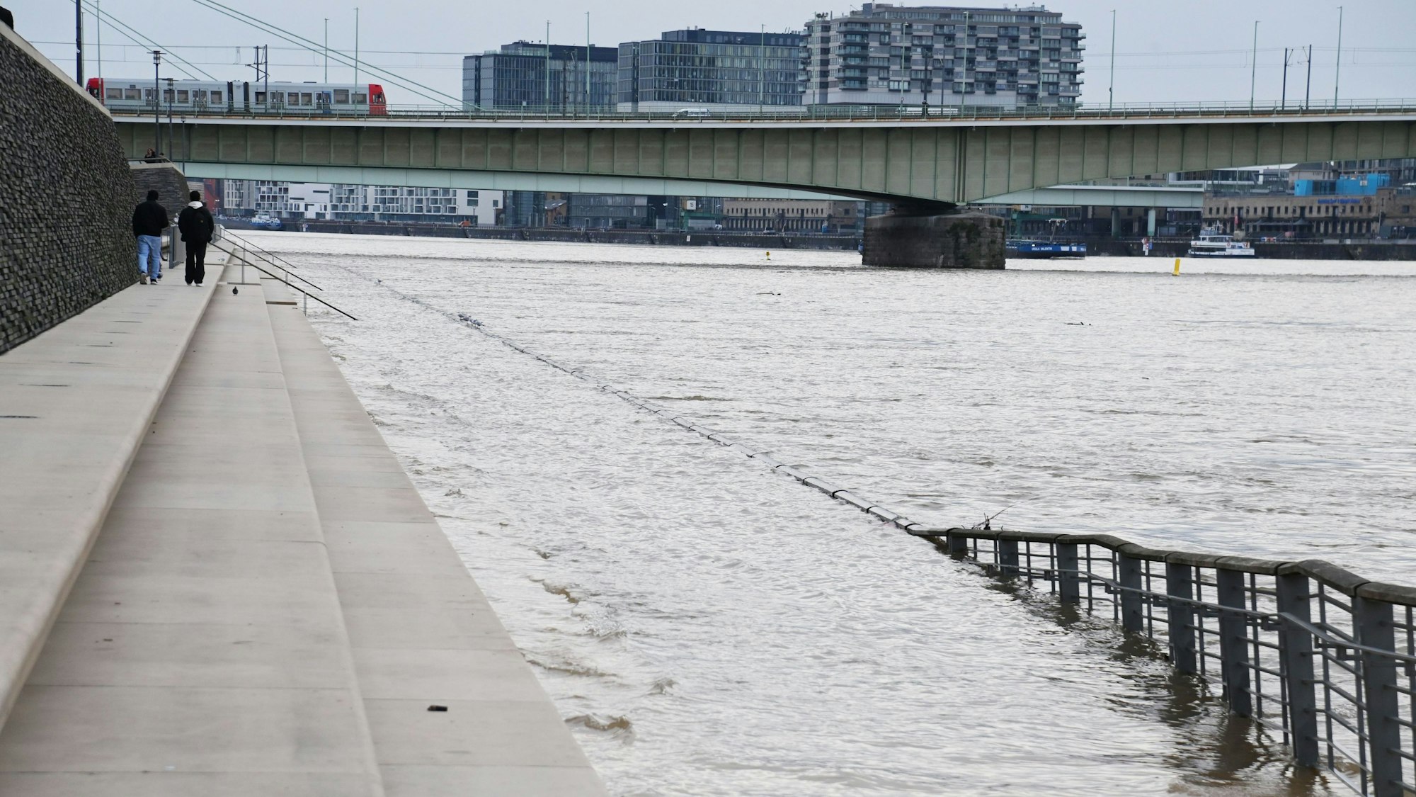 Die Treppen am Rheinboulevard sind bereits überflutet.
