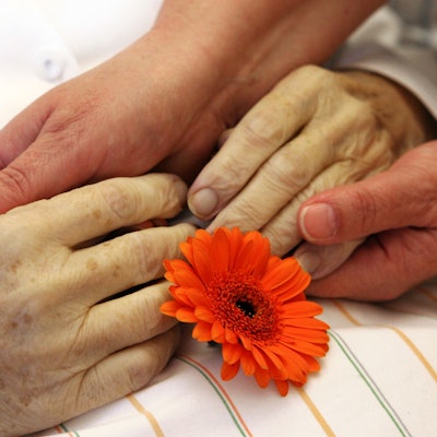 Der Ökumenische Hospizdienst im Kölner Westen bietet Vorbereitungskurse für Interessierte an. (Symbolbild)