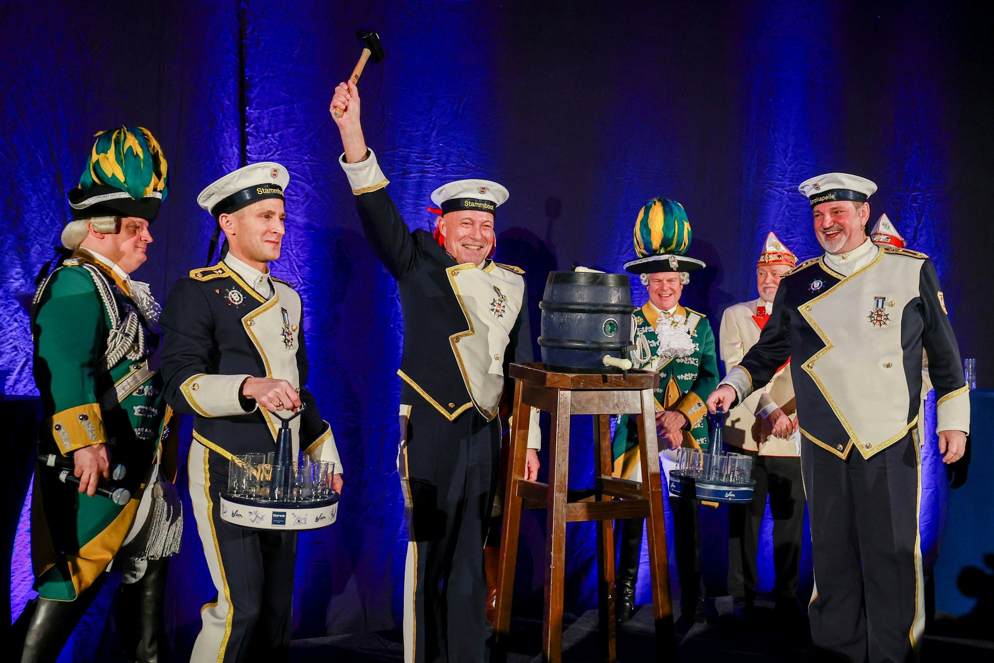 Designiertes Dreigestirn beim Fass-Anschlagen