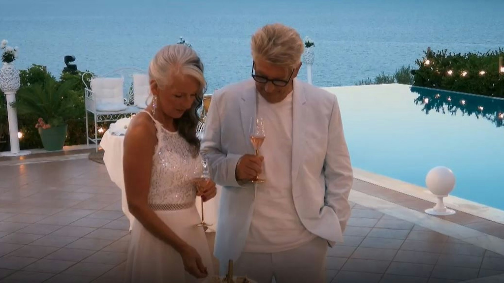 Franz (r.) ergreift die Initiative und bittet Sabine (l.) zum Einzelgespräch.