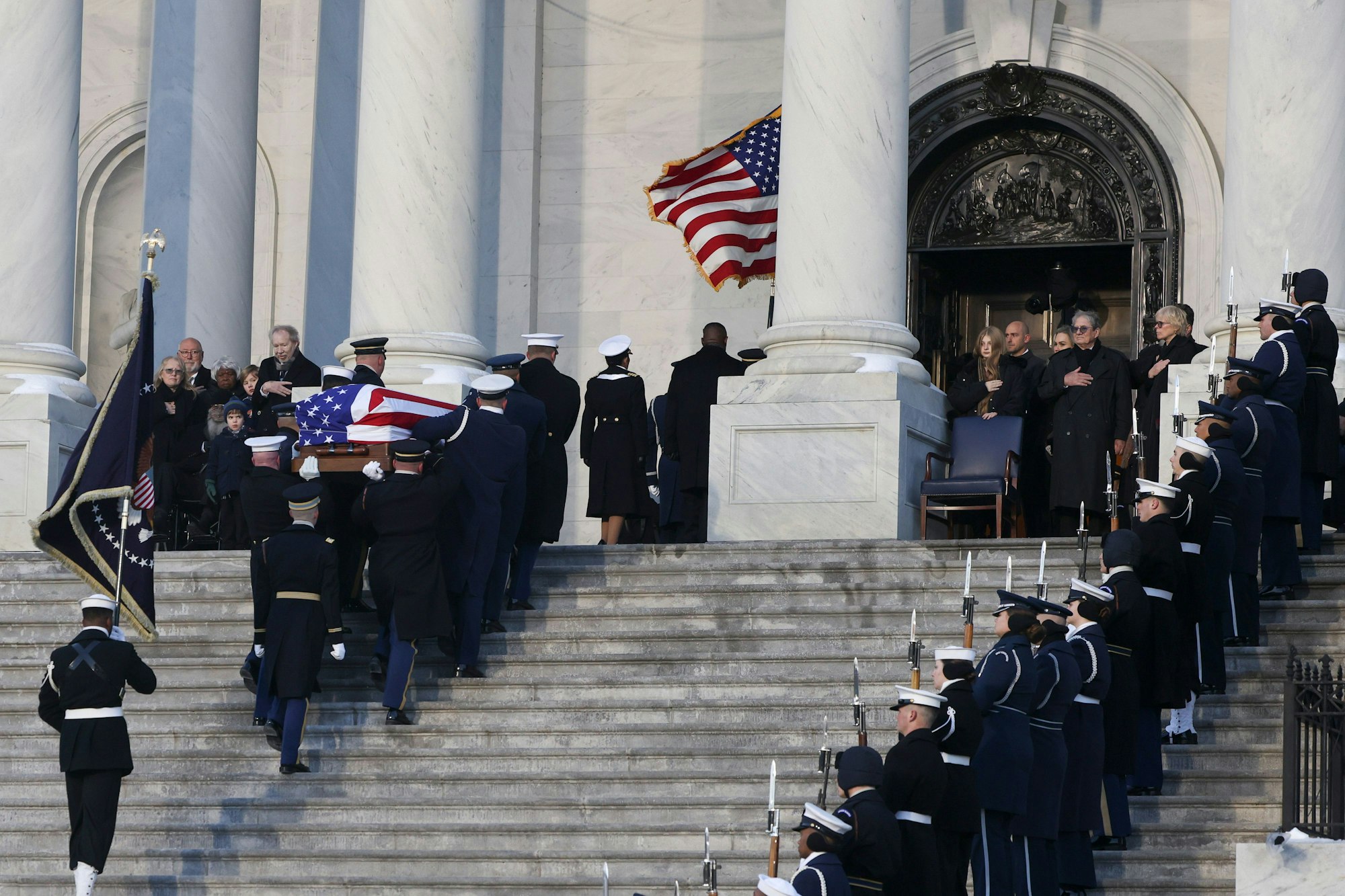 Ein Team von Leichenträgern der Streitkräfte trägt den mit der Flagge bedeckten Sarg des ehemaligen US-Präsidenten Jimmy Carter die Stufen zum Kapitol hinauf. Carter starb am 29. Dezember im Alter von 100 Jahren.