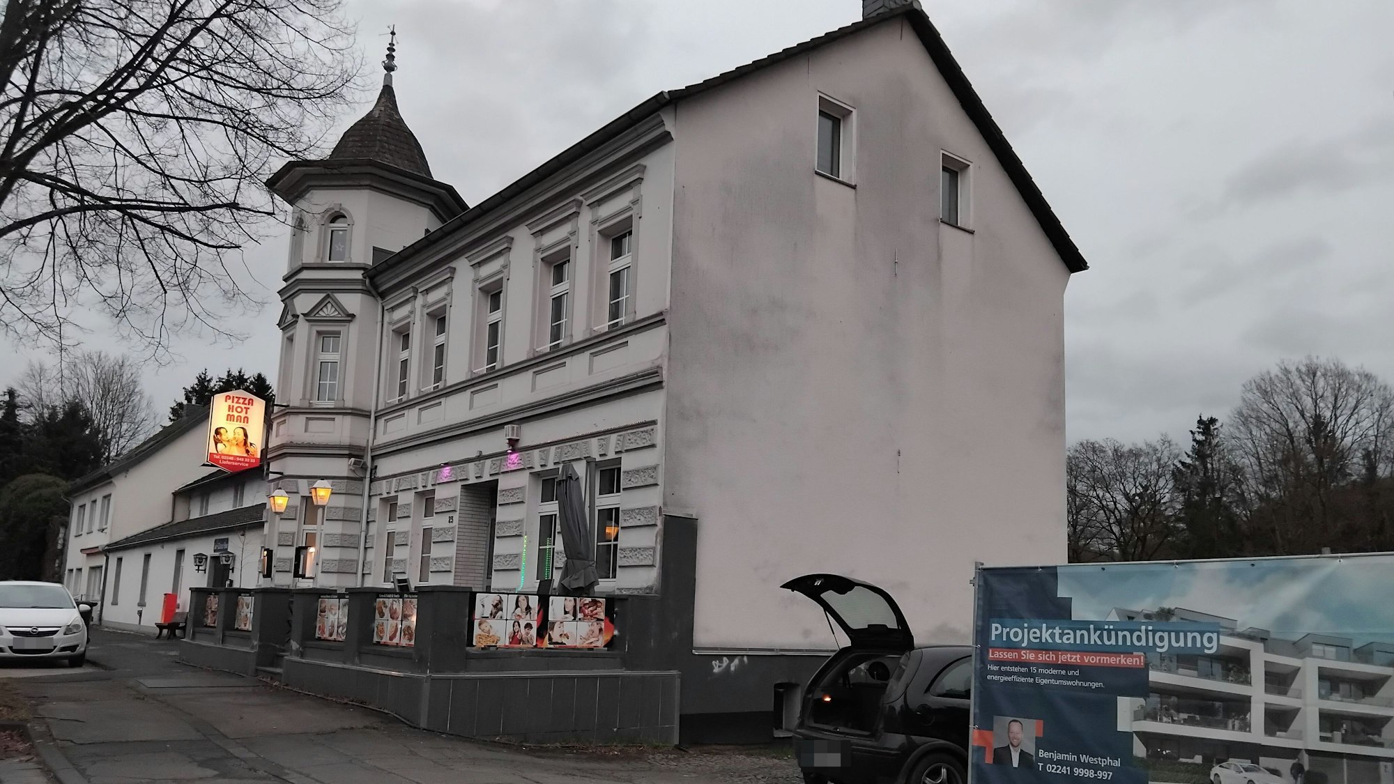 Ein Gebäude mit einem Schild eines Wohnungsbauprojekts