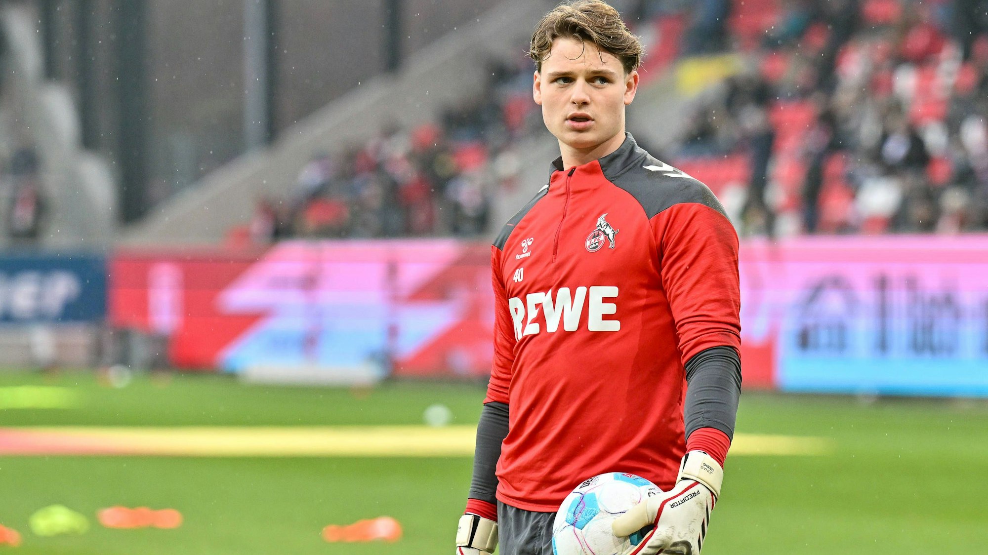 Keeper Jonas Urbig musste das Tor des 1. FC Köln nach zehn Spielen räumen.