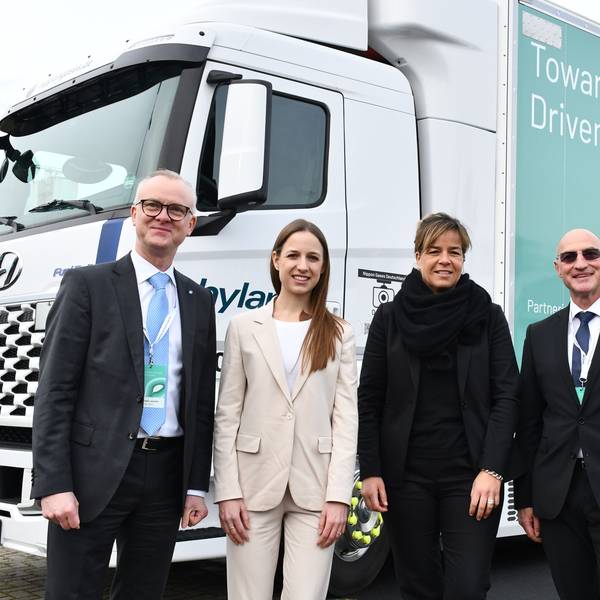Das Foto zeigt die Ministerin und Unternehmensvertreter vor dem Lastwagen, der mit Wasserstoff betrieben wird.