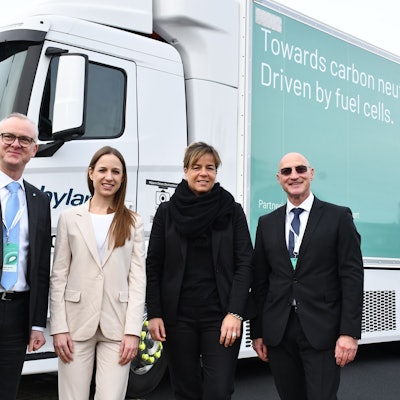 Das Foto zeigt die Ministerin und Unternehmensvertreter vor dem Lastwagen, der mit Wasserstoff betrieben wird.