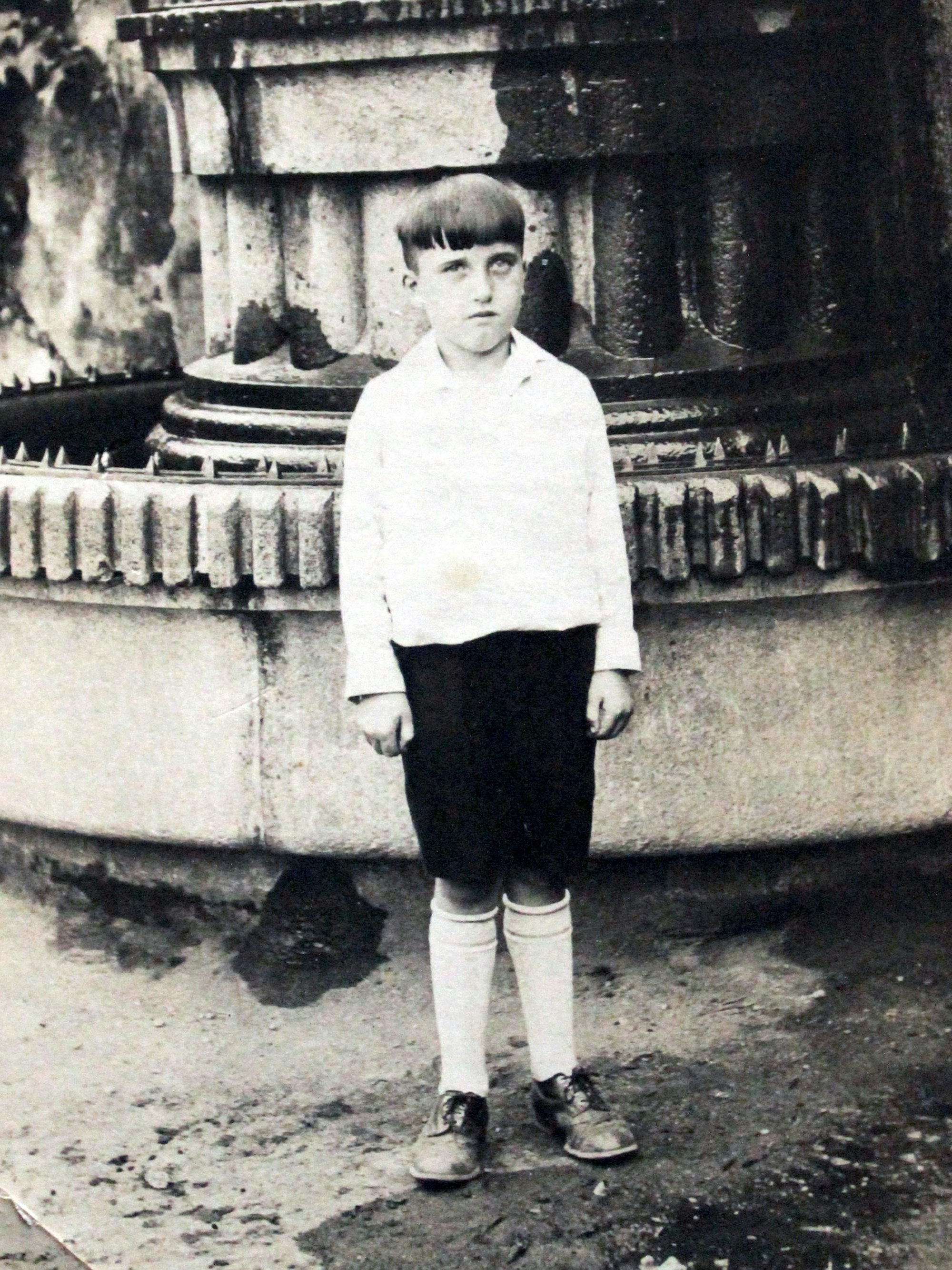 Peter Schmitter, Vater des gleichnamigen Betreibers des Mülheim-Archivs, vor dem Brunnen des Teehauses im Mülheimer Stadtgarten, ca. 1930