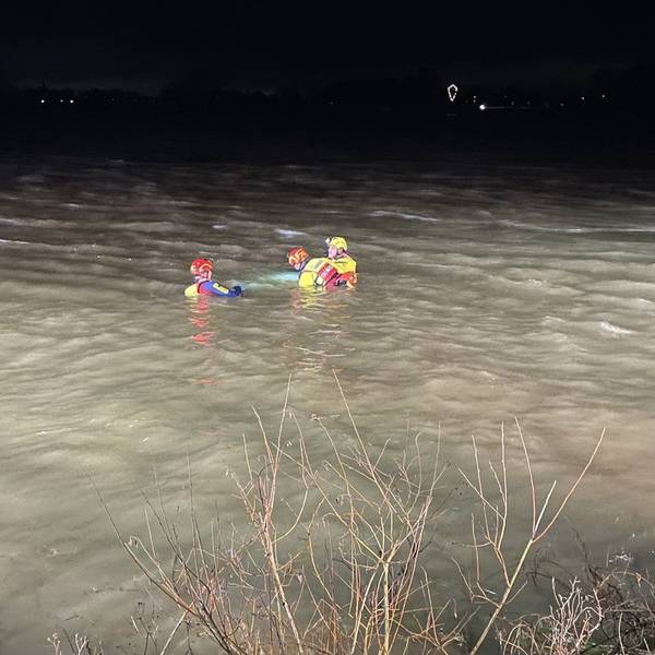 Taucher suchen nach einem Auto im Rhein in Xanten.