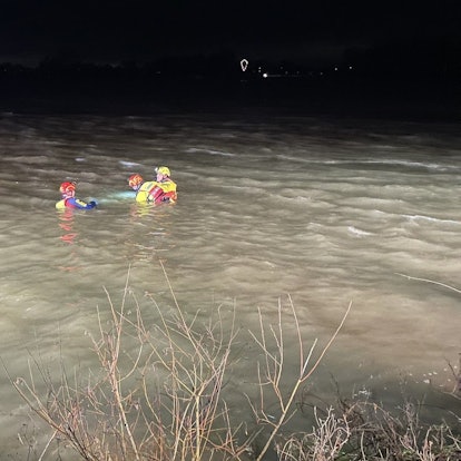 Taucher suchen nach einem Auto im Rhein in Xanten.