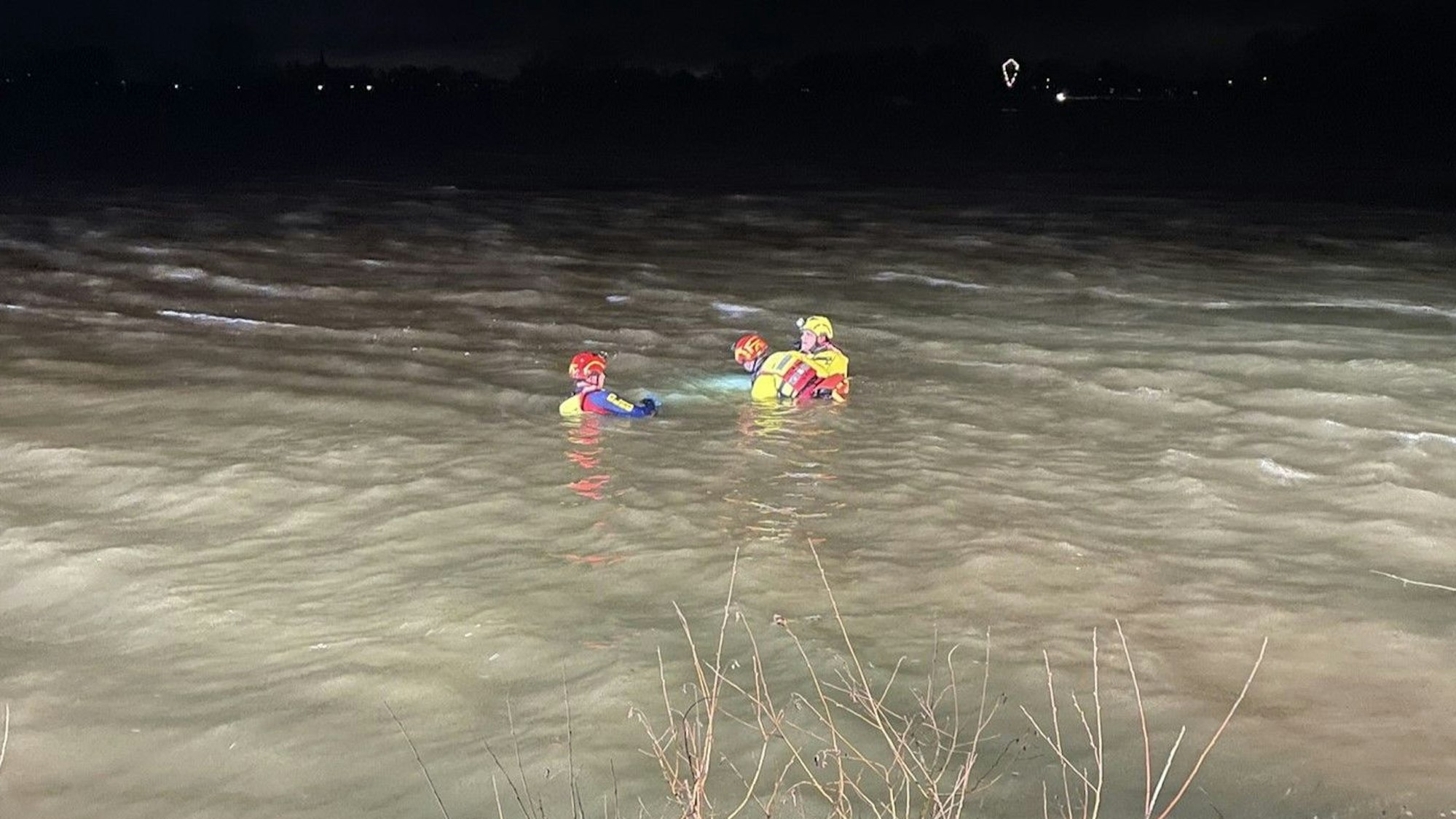 Taucher suchen nach einem Auto im Rhein in Xanten.