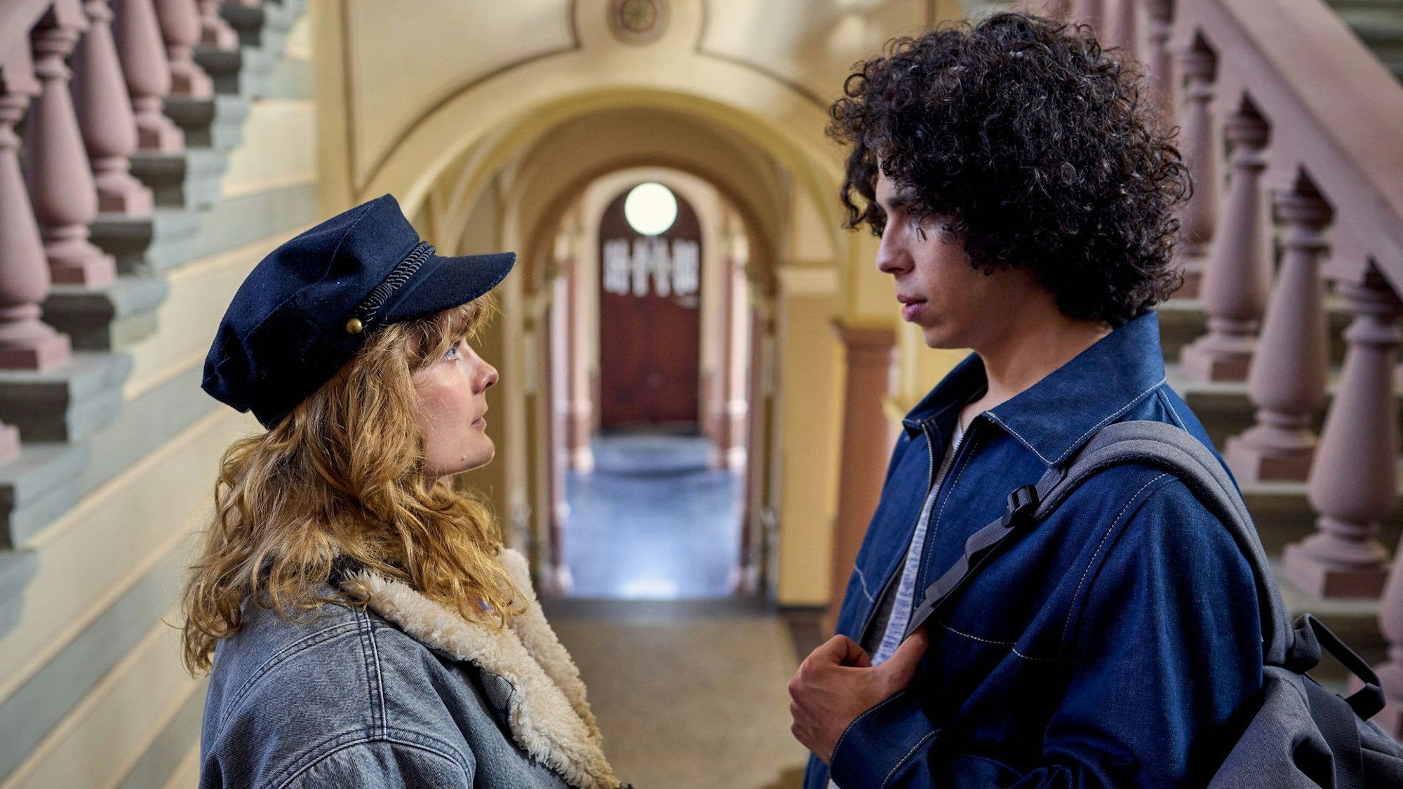 BFF - Best Family Forever : Lena (Anna Schimrigk) steht mit einem Freund in der Uni.