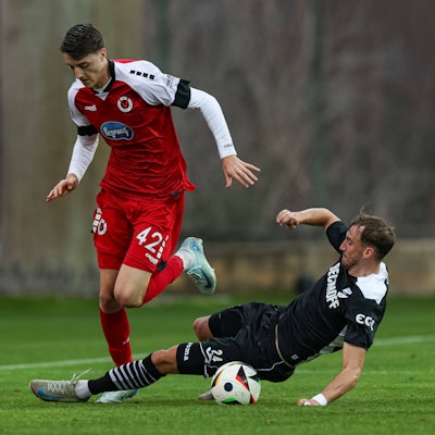 Lara, Türkei, 07.01.25: Malek El Mala Viktoria Köln und Michel Stöcker SC Verl im Kampf um den Ball waehrend des Testspiels Viktoria Köln - SC Verl im Trainingslager im Titanic Sports Complex am 07. January 2025 in Lara, Türkei. Lara Titanic Sports Complex Turkey *** Lara, Turkey, 07 01 25 Malek El Mala Viktoria Köln and Michel Stöcker SC Verl fighting for the ball during the test match Viktoria Köln SC Verl in the training camp at Titanic Sports Complex on 07 January 2025 in Lara, Turkey Lara Titanic Sports Complex Turkey Copyright: xStefanxBrauer/Brauer-Fotoagenturx