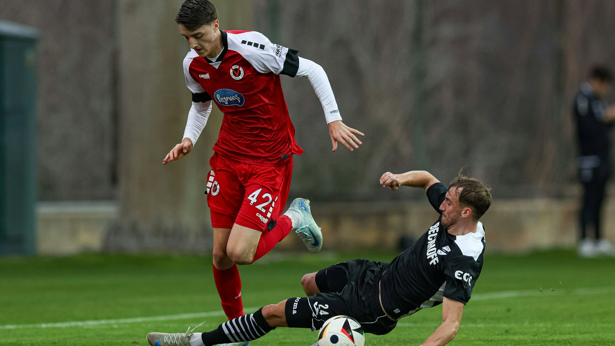 Lara, Türkei, 07.01.25: Malek El Mala Viktoria Köln und Michel Stöcker SC Verl im Kampf um den Ball waehrend des Testspiels Viktoria Köln - SC Verl im Trainingslager im Titanic Sports Complex am 07. January 2025 in Lara, Türkei. Lara Titanic Sports Complex Turkey *** Lara, Turkey, 07 01 25 Malek El Mala Viktoria Köln and Michel Stöcker SC Verl fighting for the ball during the test match Viktoria Köln SC Verl in the training camp at Titanic Sports Complex on 07 January 2025 in Lara, Turkey Lara Titanic Sports Complex Turkey Copyright: xStefanxBrauer/Brauer-Fotoagenturx