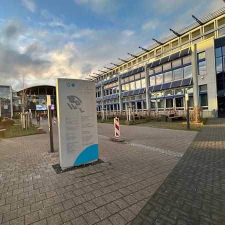 Hochschule Bonn-Rhein-Sieg, Außenansicht des Gebäudes.