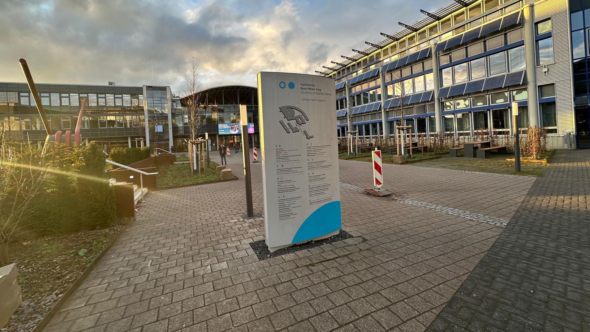 Hochschule Bonn-Rhein-Sieg, Außenansicht des Gebäudes.