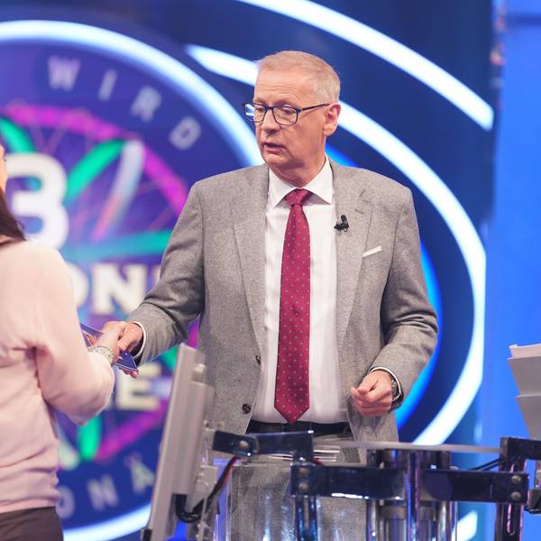 RTL-Moderator Günther Jauch begrüßt Claudia Meimberg aus Bonn bei der 3-Millionen-Euro-Woche von „Wer wird Millionär?“.