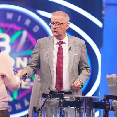 RTL-Moderator Günther Jauch begrüßt Claudia Meimberg aus Bonn bei der 3-Millionen-Euro-Woche von „Wer wird Millionär?“.