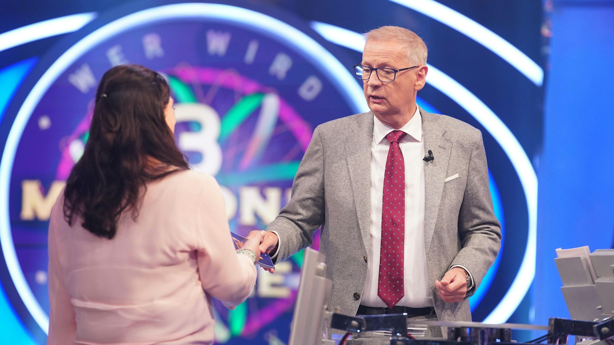 RTL-Moderator Günther Jauch begrüßt Claudia Meimberg aus Bonn bei der 3-Millionen-Euro-Woche von „Wer wird Millionär?“.