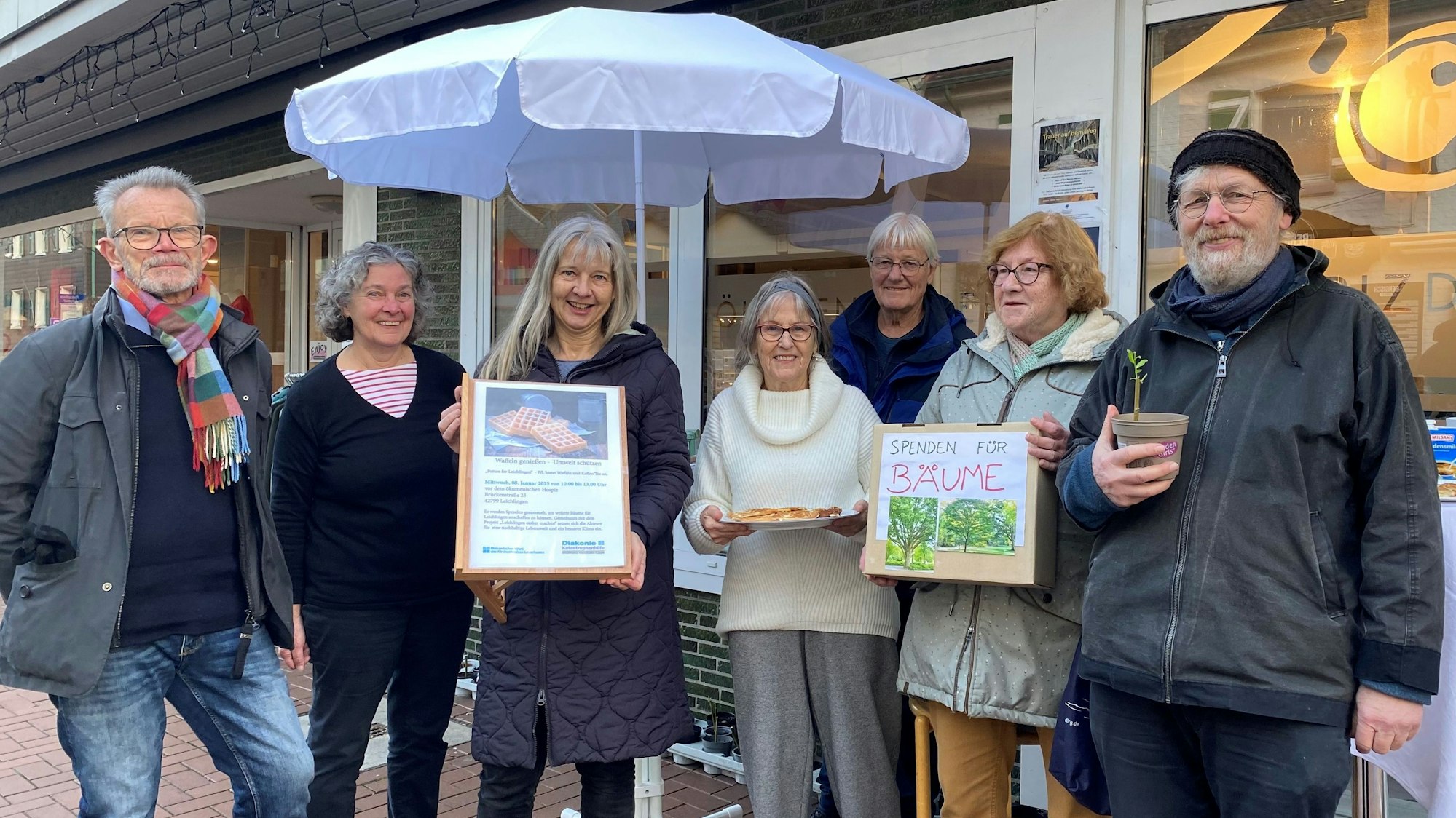 Mitglieder von der Bürgerinitiative „Future for Leichlingen“ und der Diakonie Katastrophenhilfe bei der Spendenaktion „Waffeln genießen – Umwelt schützen“.