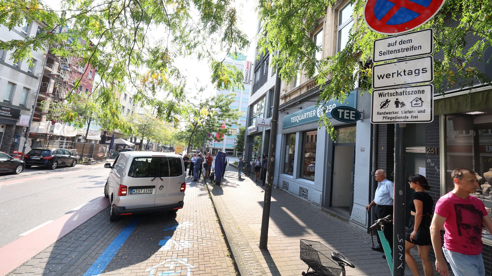 Auf der Venloer Straße gibt es seit September 2024 die erste Wirtschaftszone der Stadt (Archivbild).