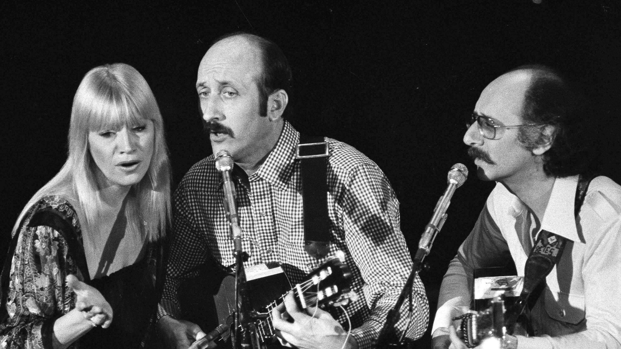 Das Folk-Trio Peter, Paul und Mary, Mary Travers (l-r), Paul Stookey und Peter Yarrow, bei einem Benefizkonzert in Los Angeles zugunsten kambodschanischer Flüchtlinge.