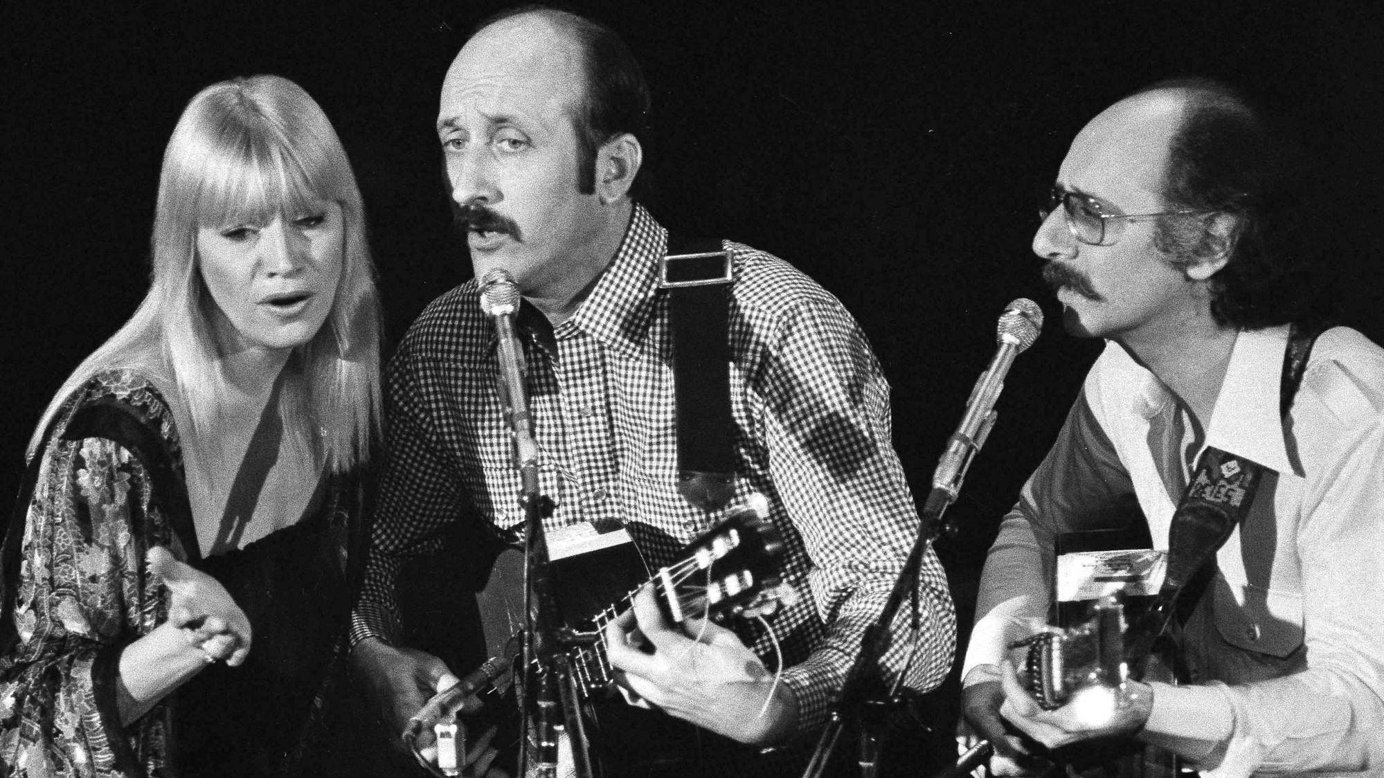 30.01.1980, USA, Los Angeles: Das Folk-Trio «Peter, Paul und Mary», Mary Travers (l-r), Paul Stookey und Peter Yarrow, tritt am 30. Januar 1980 bei einem Benefizkonzert in Los Angeles zugunsten kambodschanischer Flüchtlinge auf.