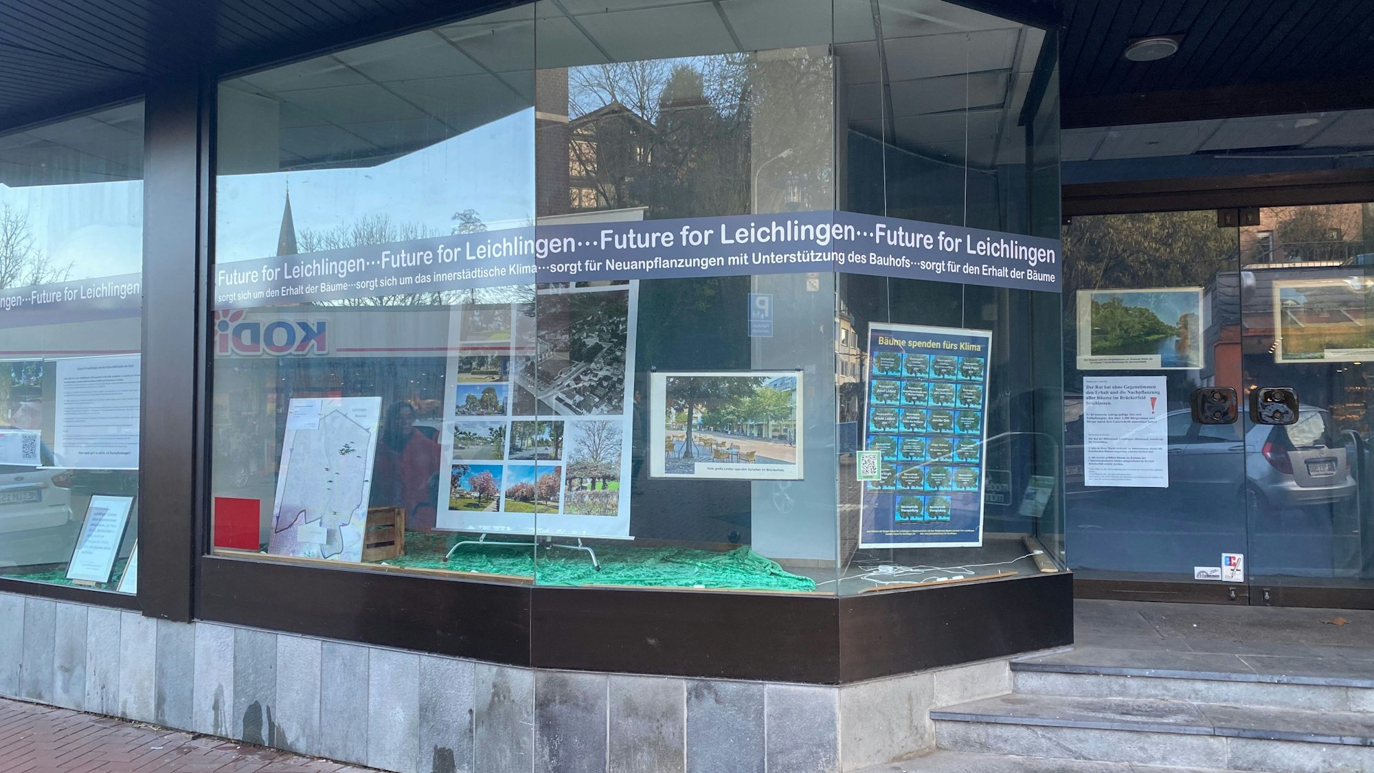 Schaufenster von „Future for Leichlingen“ mit Orten der bereits gepflanzten Bäume und weiteren Informationen.