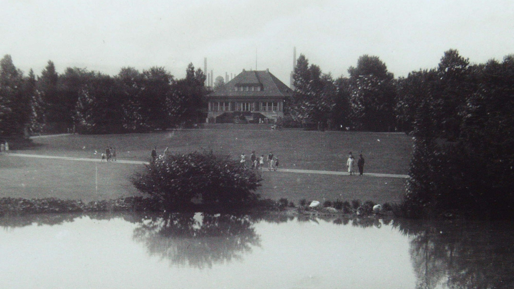 Der Mülheimer Stadtgarten mit Teehaus im Hintergrund, ca. 1920.