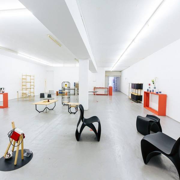 Stühle, Regale, kunstvoll platziert