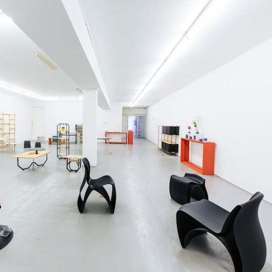 Stühle, Regale, kunstvoll platziert