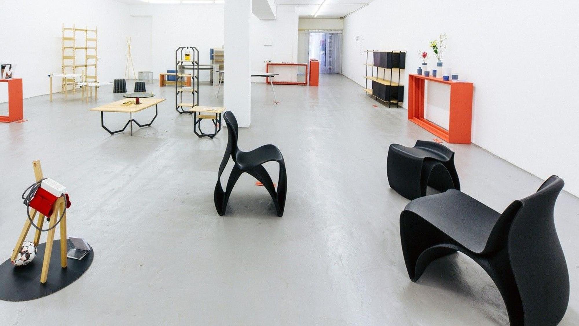 Stühle, Regale, kunstvoll platziert
