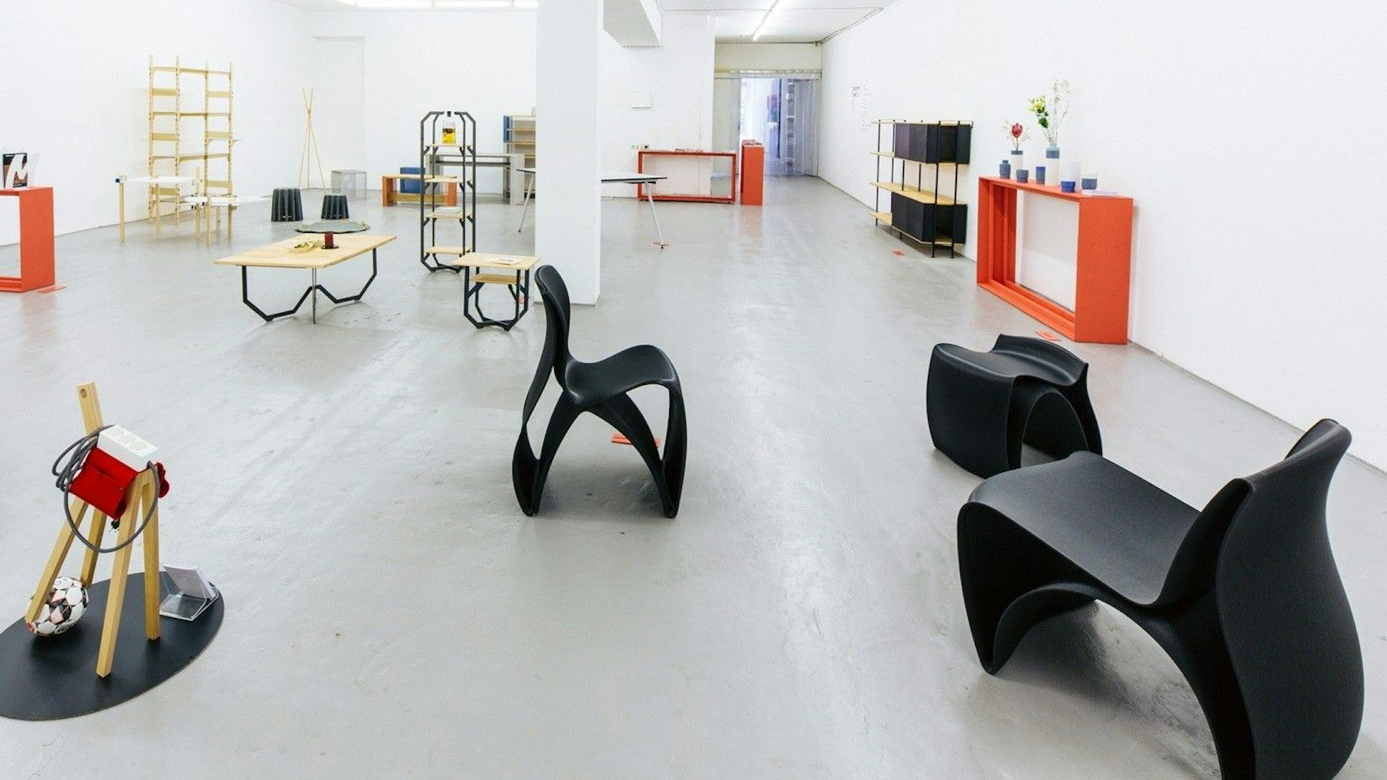 Stühle, Regale, kunstvoll platziert