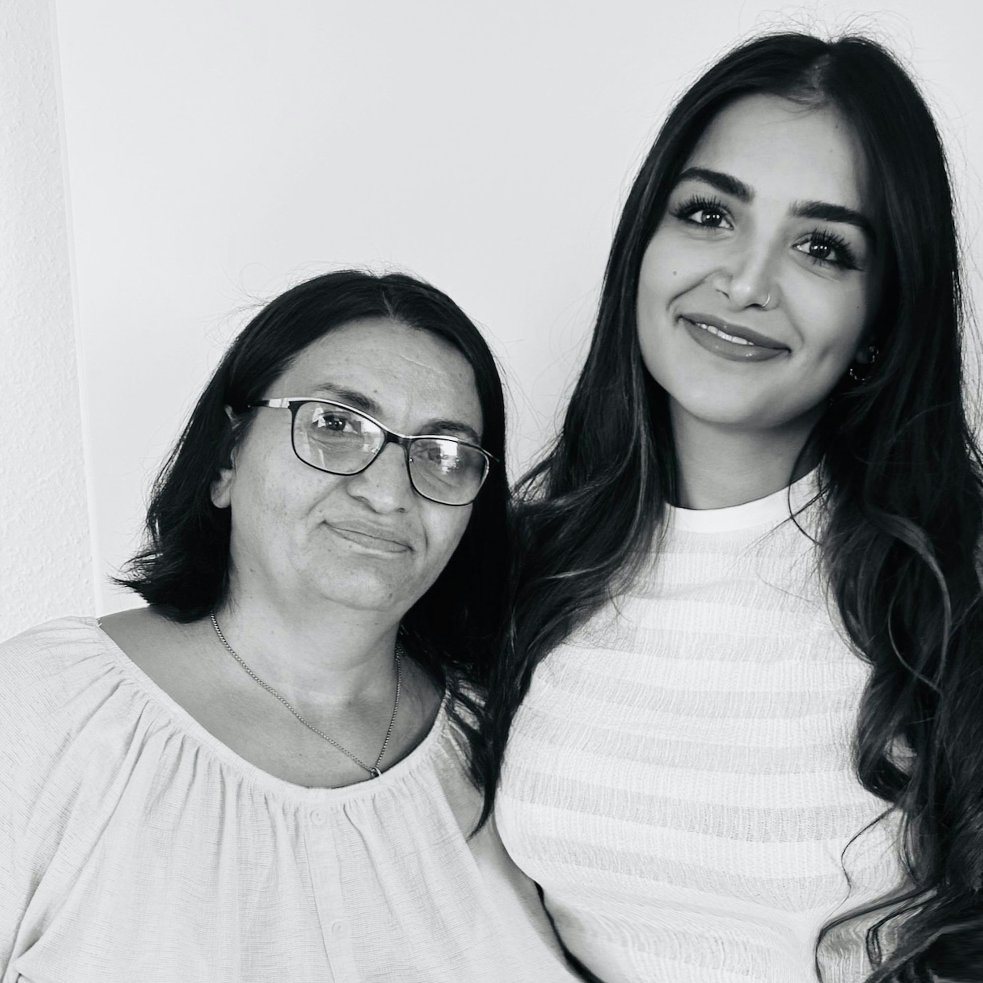 Das Schwarz-Weiß-Foto zeigt Zizik, genannt Zosan, Sahbaz (li.) und ihre Tochter Pinar.