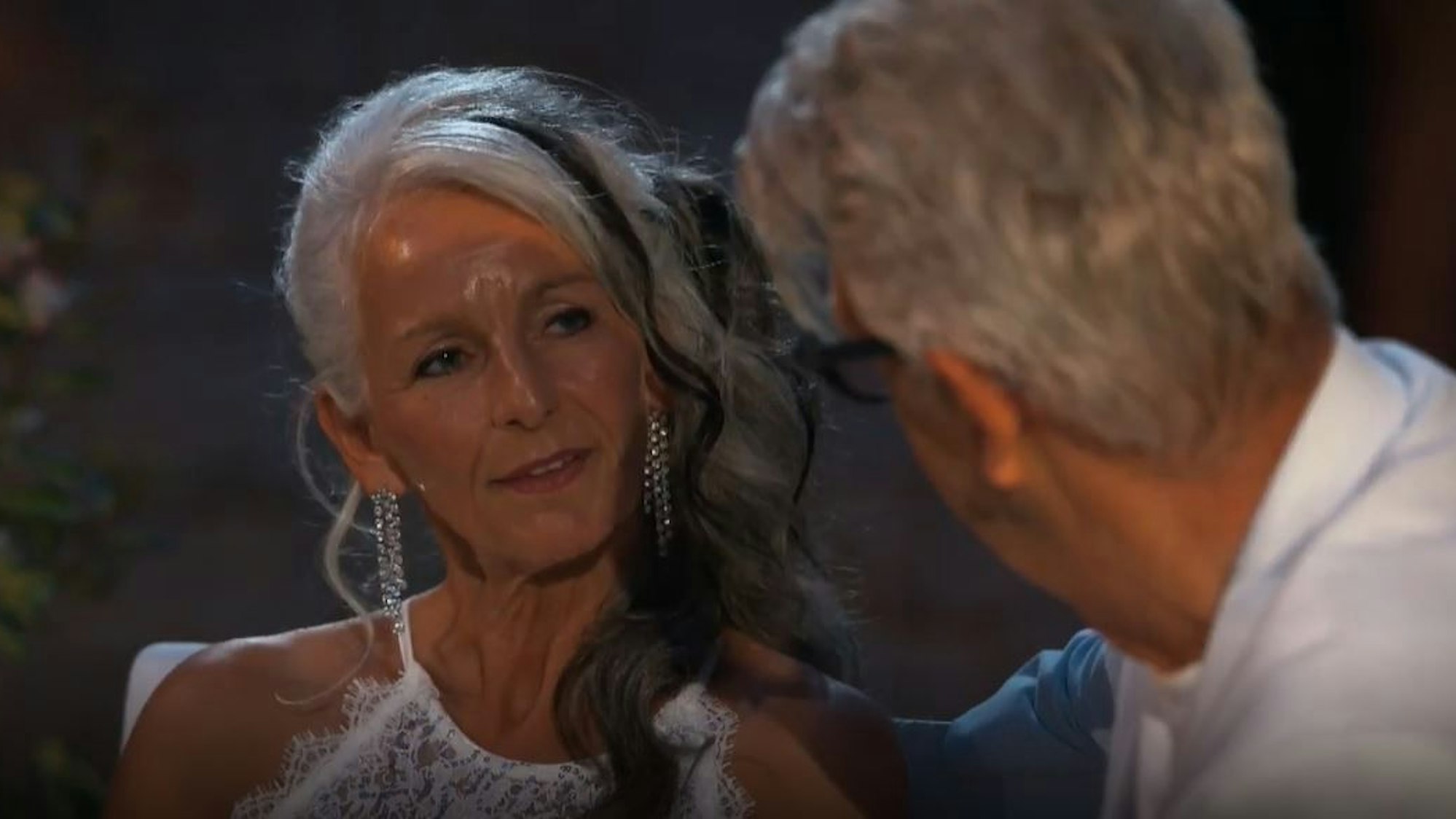 Franz (r.) schaut Sabine (l.) tief in die Augen.