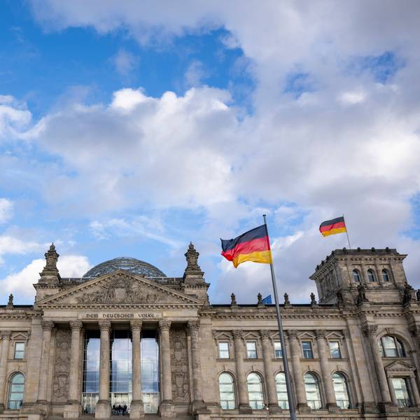 lick auf das Reichstagsgebäude, den Sitz des Deutschen Bundestags.