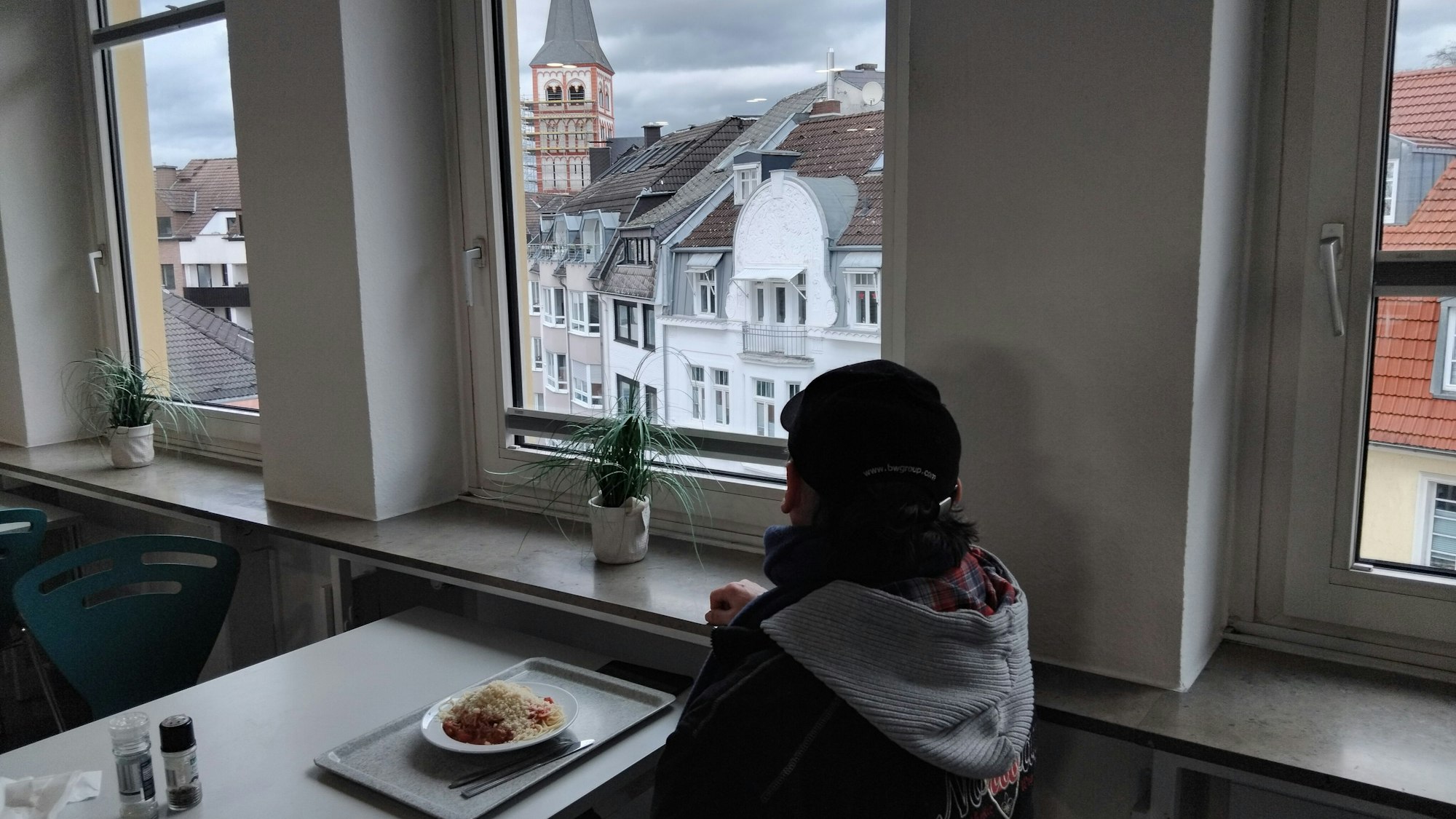 Ein Mann sitzt vor einem Teller Spaghetti