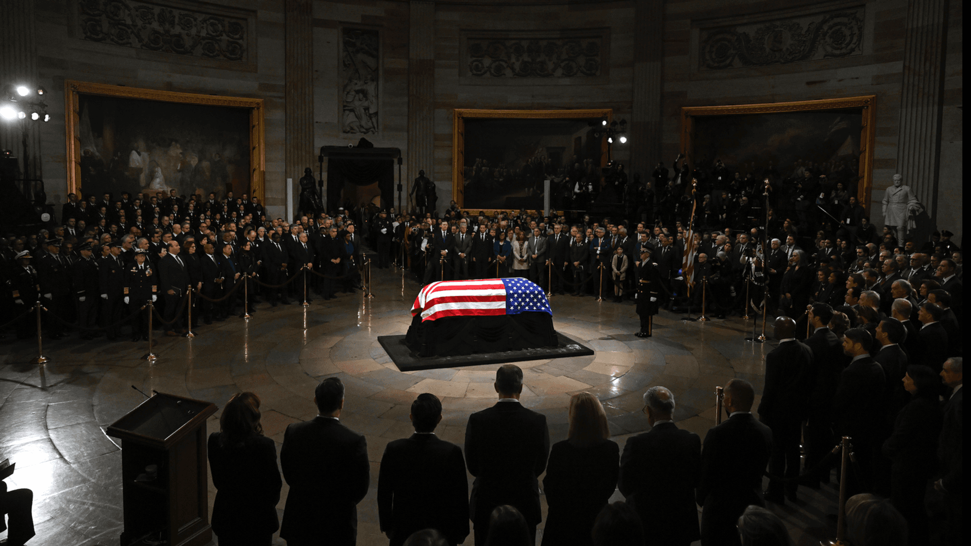 Der mit einer Flagge bedeckte Sarg des ehemaligen US-Präsidenten Jimmy Carter liegt während einer Zeremonie im Kapitol. Carter starb am 29. Dezember im Alter von 100 Jahren.