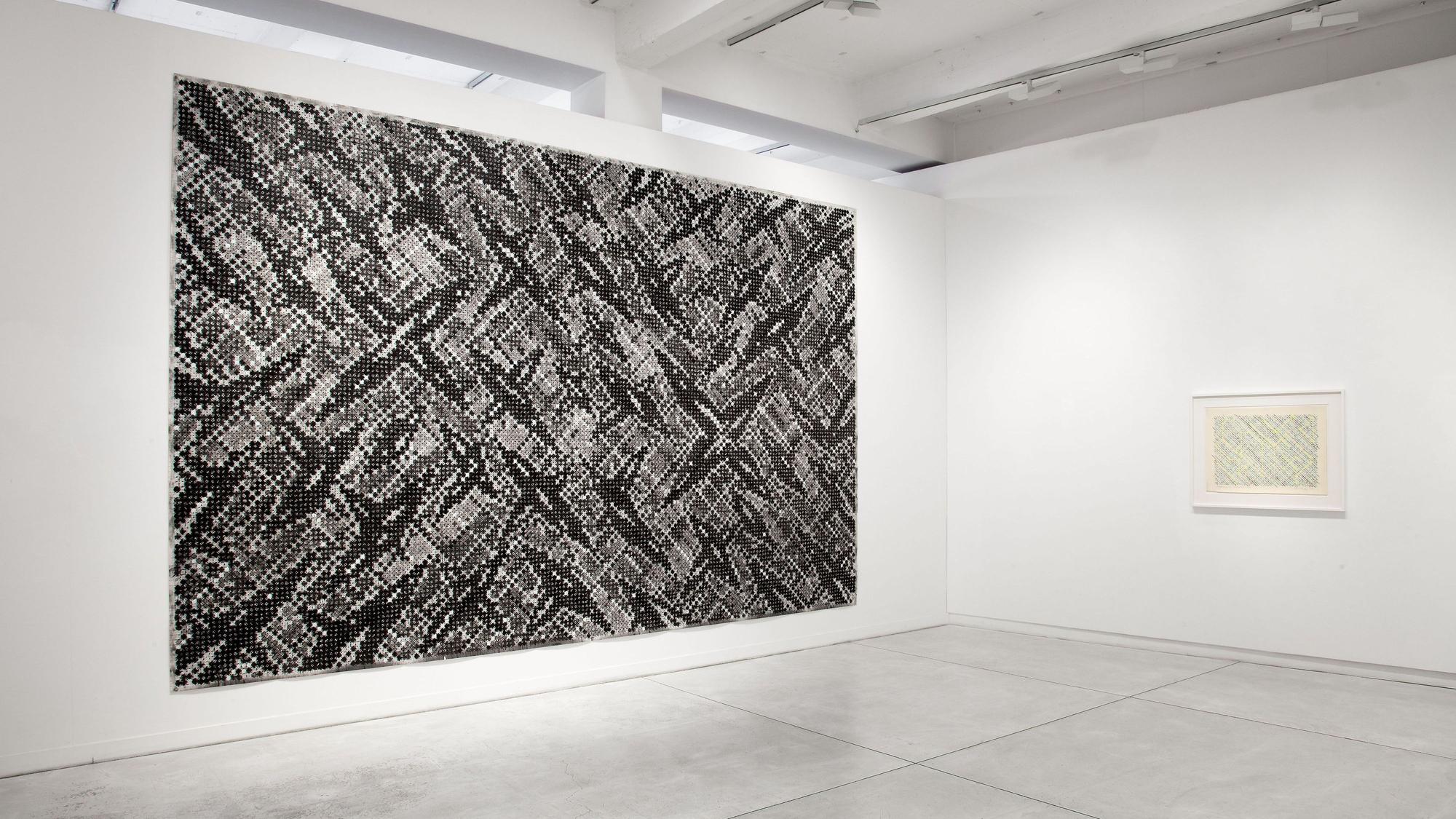 Blick in die Ausstellung „Ding Yi. Constellations“ in der Kölner Galerie Karsten Greve