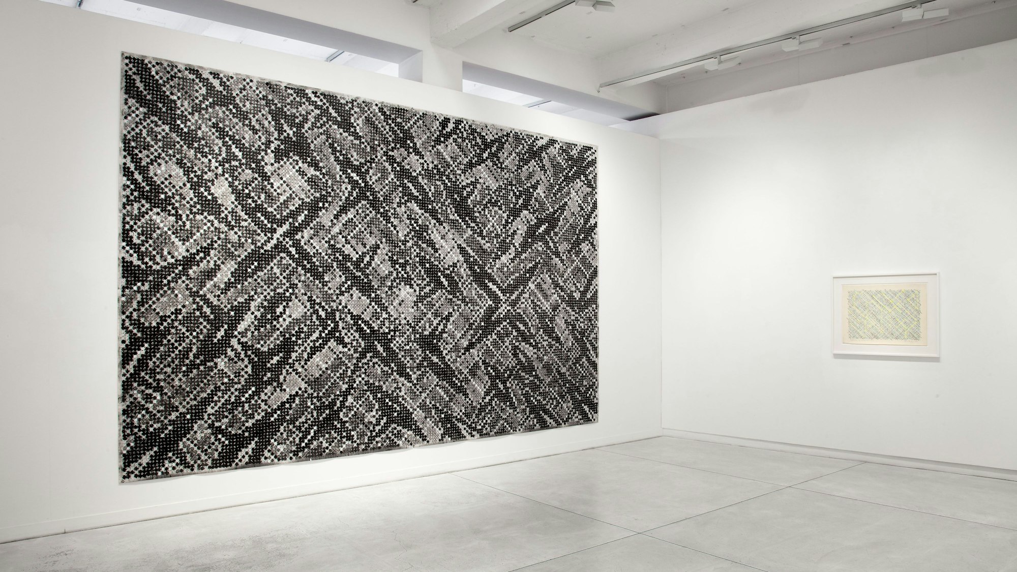 Blick in die Ausstellung „Ding Yi. Constellations“ in der Kölner Galerie Karsten Greve